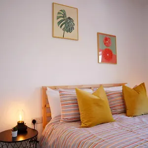 Holiday home Sandbanks Garden House: Modern 2-bedroom Retreat With Smart Amenities, Poole